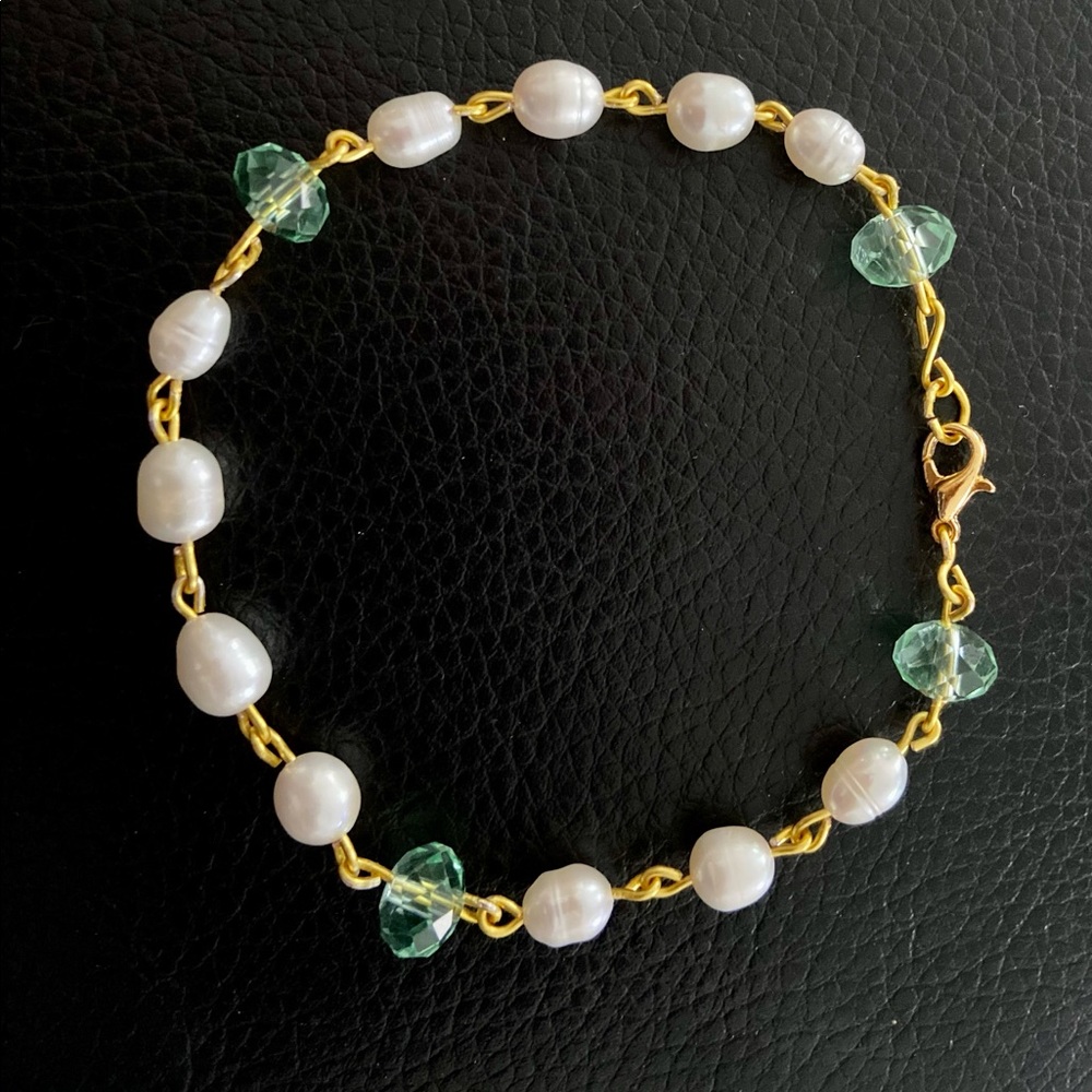 Freshwater pearls non tarnish with green crystals bracelet - handmade